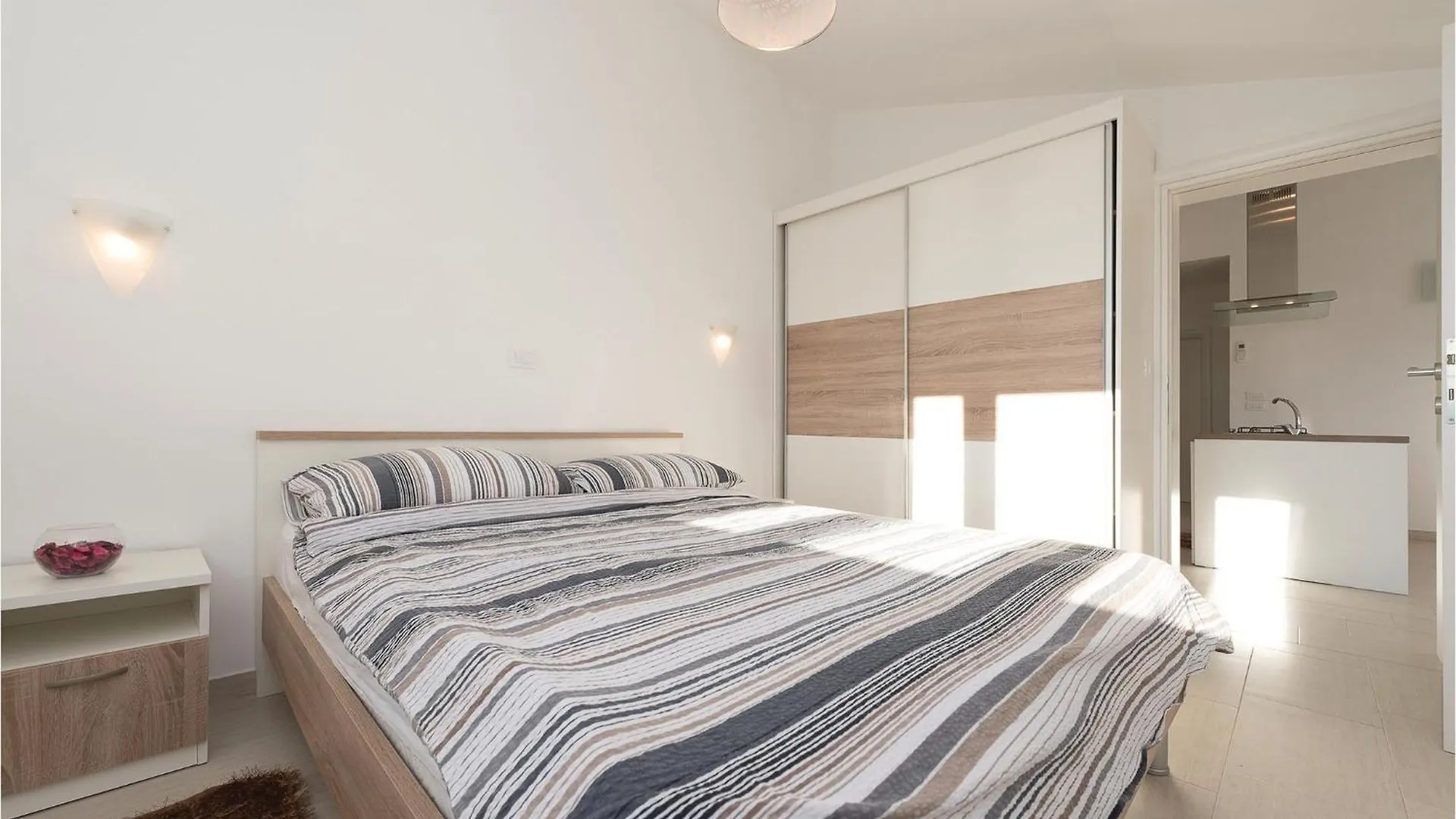 Amazing Apartment In Veli Rat Verunić 克罗地亚
